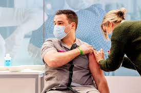 Nu steeds meer nederlanders gevaccineerd worden, rijst de vraag of je nog zelf nog ziek kunt worden na een vaccinatie, en of je anderen zou kunnen besmetten als je zelf gevaccineerd bent. Dit Is Wanneer U Gevaccineerd Wordt En Hoe Het Werkt De Volkskrant