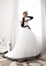 Loving The Black Lace Accents On The Wedding Dress Vestidos De Novia Blancos Vestidos De Novia De Colores Vestidos De Novia Negros