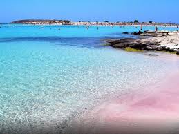 Un sable rose, des eaux turquoise et entourée de petites criques, elle fait penser à certaines plages des caraïbes. Les Plages De Sable Rose La Beaute A L Etat Pur Travelercar