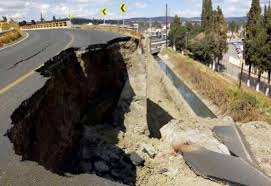 ¿por qué surgió este socavón gigante en puebla? Un Socavon De Cinco Metros De Profundidad Se Abre En Carretera Texmelucan Tlaxcala Puebla