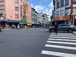 在捷運行天宮站旁邊的「check inn雀客旅館」一直都是我很喜歡的台北平價飯店， 這裡地點超棒，交通非常方便，不管是搭捷運公車要去各景點都很快， 飯店樓 台北交通、觀光包車. Z5fwcfigo97fhm