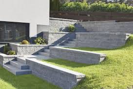 Betonplatten Fur Terrassierten Garten Und Stufen Im Aussenbereich Garten Stufen Aussentreppe Betonblock Garten