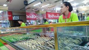 Puji, 43, salah satu kepala toko emas gajah di jalan gajah mada. Emak Emak Ini Terekam Cctv Usai Curi Perhiasan Di Toko Emas