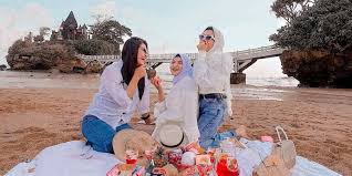 Pantai balekambang merupakan satu dari puluhan pantai eksotik yang berada di sepanjang pesisir pantai selatan malang, seperti pantai kondangmerak, sendangbiru, goa china, ungapan, bajul mati, teluk asmara, pantai bengkung, dan pantai tiga warna. 5 Wisata Hits Malang Selatan Ada Pantai Sampai Bukit Halaman All Kompas Com