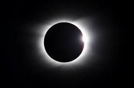 Karena itulah bulan mengorbit bumi pada sudut sekitar 5 derajat. Peristiwa Gerhana Matahari Total Berada Di Jalur Kepunahan Info Astronomy