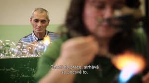 Tohle video vzbudilo vlnu solidarity a ochoty pomoci panu Rácovi. Ten začal  docházet do dluhové poradny od Člověk v tísni a pracuje na tom, aby se  dostal z dluhové pasti. Ve výrobně