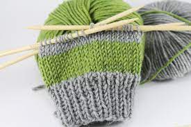 Was wird für das stricken der gamaschen benötigt? Schoenstricken De Einfache Bunte Armstulpen Stricken