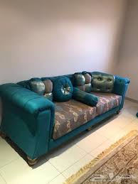 كنب لون ازرق وذهبي جميل