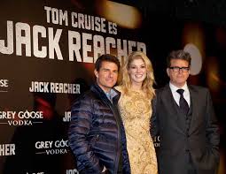 Get jack reacher! so begins an extraordinary chase for the truth, pitting jack reacher against an unexpected enemy, with a skill for violence and a secret to keep. Bild Zu Rosamund Pike Jack Reacher Vignette Magazine Rosamund Pike Tom Cruise Filmstarts De