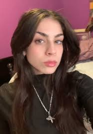 Serena Simons's Instagram, Twitter & Facebook