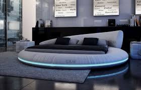 Rundes Bett Als Moderner Akzent Im Schlafzimmer 20 Ideen Runde Betten Bett Modern Lederbett