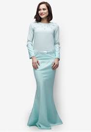 Emel X Aishah Sinclair Peronii Modern Kurung From Emel By Melinda Looi In Green Channel A Sense Of Bold Muslimah Styling Into Model Pakaian Wanita Baju Kurung