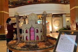 Tas kardus ini bahkan bisa diubah menjadi meja berukuran kecil yang bisa digunakan untuk membantuk kamu saat sedang belajar. Miniatur Masjid Dari Bumbu Pawon Di The Sunan Hotel Solo