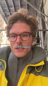 How Many Cards Can Fit in a Leather Card Holder? Exploring Capacity and  Functionality