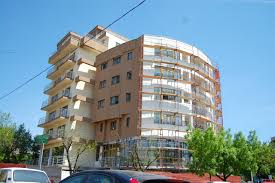 Si asta pentru ca un perete daramat poate subrezi toata cladirea si ii poate aduce proprietarului amenzi uriase. Noul Trend Dezvoltatorii Imobiliari Construiesc Blocuri Pe Banii ClienÅ£ilor