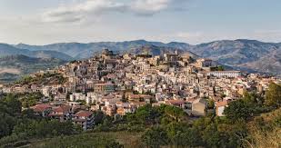 It is located on sicily's east coast, at the base of the active volcano, mt aetna, and it faces the ionian sea. Reisetipps Fur Catania Austrian Blog