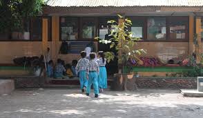 Gambar seorang guru yang sedang mengajar. Cerita Guru Dari Lombok Tidak Ada Anak Yang Bodoh Program Rise Di Indonesia