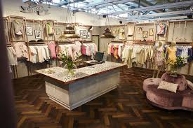 Pin By Kobra Fruzsina On Divat Boutique Decor Store Design Interior Boutique Interior
