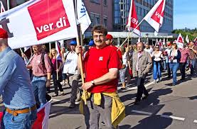 Beide varianten können im zahlungsverkehr genutzt werden. Streik Bei Wustenrot 350 Banker Gehen Fur Mehr Geld Auf Die Strasse Ludwigsburg Stuttgarter Nachrichten
