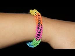 Armbänder aus gummiringen bieten den vorteil, dass diese sehr schnell aus wunderschönen gummis in bunten farben zusammengehäkelt werden können. Loom Bandz Spiral Armband Anleitung Deutsch Armband Anleitung Loom Armband Anleitung Rainbow Loom Armbander