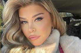 Singer, actress, tv hostess and mother, loredana began her career in the city of onesti, city famous for gymnastics. The Photo With Loredana Groza That Clearly Shows What Interventions The Diva Has You Re Not You Anymore Papess