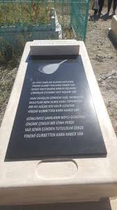 Y harfinin altıdaki yazı pütürlü yere geldiğinden temizlenirken taş bozulmuş biraz. Mezar Tasina Resim Yazi Modelleri Mezar Fiyatlari Lale Mermer