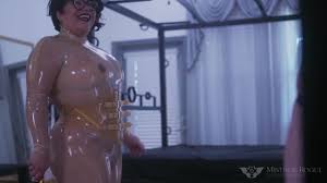 se setkává s bičem paní Rogue na scéně s extrémním dopadem nadvlády