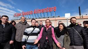 Dalla porta dell'esercizio commerciale, mentre il bar era chiuso, sarebbe iniziata ad uscire una sostanza che ha. Sicilia In Crisi La Catena Spaccio Alimentare Sciopero A Oltranza La Repubblica