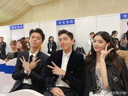 《一吻定情》（英語：fall in love at first kiss ），是2019年上映的華語兩岸合拍电影。由王大陆、林允领衔主演，2019年2月14日于台灣、中国大陆、马来西亚、澳洲、南韩上映，並於2月28日在香港上映。 æž—å…ä¸Žé¹¿æ™—çŽ‹å¤§é™†é‡'é¸¡åŽå°åŒæ¡†åˆå½±å¼•ç½'å‹ç¥žè¯„è®º ä¸­åŽç½'