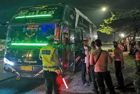 Heboh sekali garasi po haryanto kudus kedatangan rekan2 mania 5 unit bus. Nekat Ke Jakarta Tanpa Sikm Bus Dari Madura Dipaksa Putar Balik