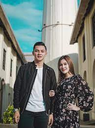 Beberapa single yang sukses ia bawakan diantaranya jaran goyang dan kimcil kepolen. 6 Potret Nella Kharisma Dan Dory Harsa Yang Dikabarkan Menikah Cincin Emas Disorot Warganet Showbiz Liputan6 Com