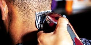 Se siete stufi di lunghe attese nel salone del vostro barbiere potete decidere di aggiustare da voi il vostro taglio di capelli con una . Come Tagliare I Capelli Uomo A Casa Con Video Tutorial Archzine It