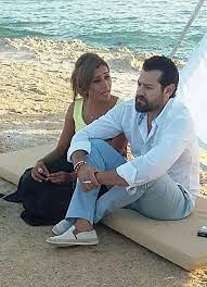 ومنذ نشر أول صورة لبطل المسلسل عمرو يوسف، الذي يقدم شخصية الملك الفرعوني أحمس، والمسلسل وصناعه يتعرضون للانتقاد. Ù…Ø³Ù„Ø³Ù„ Ø¨Ø®Ø· Ø¥ÙŠØ¯Ù‰ ÙŠØ¬Ù…Ø¹ Ø¹Ù…Ø±Ùˆ ÙŠÙˆØ³Ù Ø¨Ù€ Ø¯ÙŠÙ†Ø§ Ø§Ù„Ø´Ø±Ø¨ÙŠÙ‰ Ù„Ù„Ù…Ø±Ø© Ø§Ù„Ù€6 Ø¨ÙŠÙ†Ù‡Ù… ÙÙŠÙ„Ù…Ø§Ù† Ø§Ù„ÙŠÙˆÙ… Ø§Ù„Ø³Ø§Ø¨Ø¹