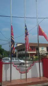 Setelah merasa kondisinya mulai pulih, yohanes lalu bergegas memanjat tiang bendera dan membetulkan tali yang tersangkut di ujung tiang yang tingginya sekitar 15 meter. Gambar Jabatan Bomba Dan Penyelamat Malaysia Negeri Kedah Facebook