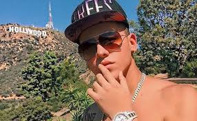 El señor quedó bastante sorprendido, pero después, ya cuando reaccionó ante la sorpresa, no dudó en darles las gracias. La Manan Guisa Que Hace El Cantante Kevin Roldan Cuando Se Toma Fotos Tkm Colombia