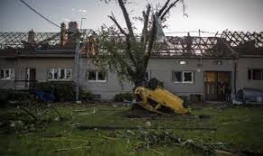 У чехії служби порятунку, пожежники, військові та поліція долають наслідки руйнівного торнадо, що пронісся у четвер ввечері в південній моравії. Wbh Pe8 Ob3xpm
