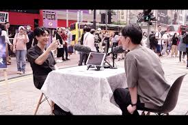 宣传新歌《恋爱脑之死》 MV独角成魔造型现身铜锣湾陈健安与百位 ...