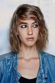 La frange sur cheveux bouclés avec ce carré flou on la lisse tout … Le Carre Court Degrade Avec Une Meche Wavy Sur Le Cote Pourquoi Pas Terrafemina