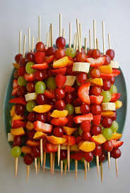 Brochettes De Fruits I Think It Would Be Great To Freeze Them For A Bbq Sessions Grapes Strawberry Kiwi And Waterme Fresh Fruit Recipes Fruit Recipes Food