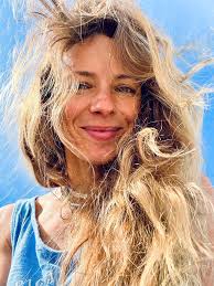 Hi! What tip do you wish you could tell yourself as a starting illustrator,  so as to avoid a world of pain? I would tell myself (and anyone else) to  set clear