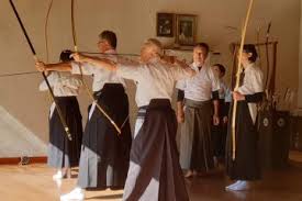 Si comincia a parlare di anni per il fatto che, soprattutto da questo punto in poi, parte un processo di affinamento dei movimenti che si protrarrà nel tempo, è il discorso della ricerca continua, in cui non si. Seikoku Kyudo Kai Il Tiro Con L Arco Tradizionale Giapponese A Collegno To