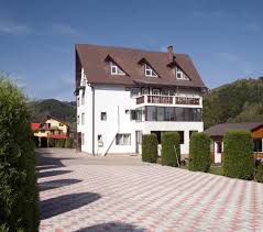 2 stele / 34 locuri in 15 camere adresa: Cazare Bran Moeciu Cazare Ieftina Bran Moeciu 2021