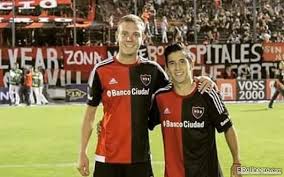 Mientras unión la calera prepara su segundo partido por copa libertadores y enfrenta las consecuencias por la presunta suplantación de su portero alexis martín arias, el técnico que los llevó a la gloria sigue sin club: Vojvoda Pidio Dos Jugadores De Newells Ultima Jugada