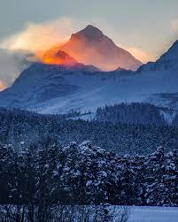 Follow And Tag To Be Featured Beautyofunitedstates When A Moment Stops You In Your Tracks Montana National Parks Happy Birthday To Us Natural Landmarks