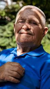 What a wonderful man I just met here.. *Follow my page if you want to see  more of these beautiful moments🙏, #streetphotography #photography  #surprise #gift #sony #print #portrait #oldman #park