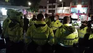 El presidente iván duque anunció en la noche de este lunes 12 de diciembre quienes conformarán la cúpula militar y de la policía. Presidente Duque Se Viste De Policia Para Visitar Los Cai Destruidos En Bogota