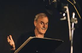 John cleese und graham chapman an at last the 1948 show, eric idle, terry jones und michael palin an do not adjust your set. John Cleese 1939 Portrait Kino De