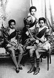 Thai Woman S Clothing In The Reign Of King Rama V 1868 1910 Which Was Influenced By The Western Compared With The Ancient Style Of Clothing