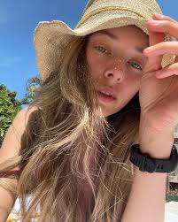 Cait Harless (@kindasunny) • Instagram photos and videos