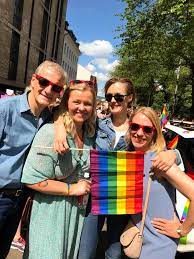 Det de har gjort, er å vise kortene og si at dette er en reell mulighet. Ved Oppstart Pride I Oslo Det Som Slar Jonas Gahr Store Facebook